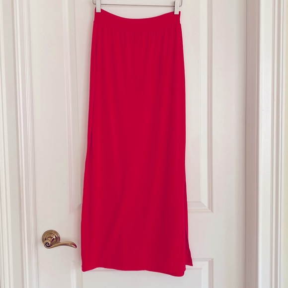 Splendid pull on skirt with slit. Coral-y red color. Small - Picture 1 of 9